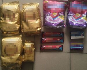 paczki z kawą i kapsułkami do prania