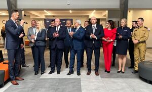 Kierownicy jednostek organizacyjnych ustawieni w rzędzie i przemawiający dyrektor urzędu pracy