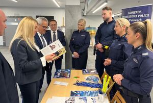 stoisko policyjne przy nim Starosta Puławski i członkowie zarządu
