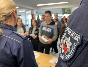 rozmyty obraz osób stojących przed stoiskiem