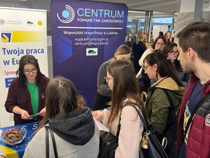 stoisko wojewódzkiego urzędu pracy w Lublinie przy nim ludzie