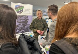 stoisko wojskowego centrum rekrutacji