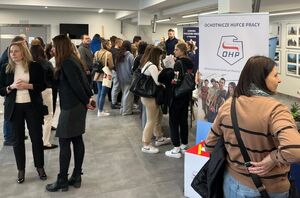 uczestnicy targów przy stoiskach