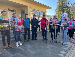 Starosta Puławski Burmistrz Końskowoli Komendant Powiatowy Policji w Puławach i inne osoby przed startem wyścigu