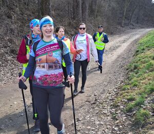 uczestnicy marszu idący drogą