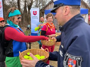 wręczanie odblasków uczestnikom marszu, którzy dotarli na metę