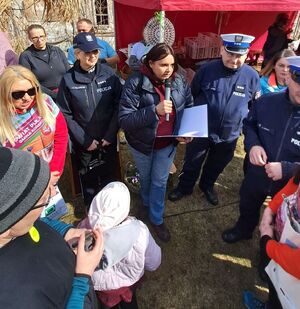 grupa osób zgromadzona podczas konkursu organizowanego przez policjantów