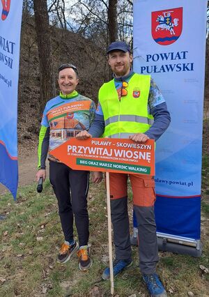 dwaj mężczyźni na tle banera Powiat Puławski