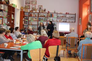 spotkanie policjantki z seniorami w bibliotece
