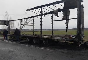 spalona naczepa od ciężarówki