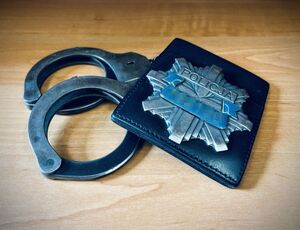 kajdanki i legitymacja policyjna