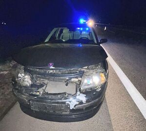 czarny saab z rozbitym przodem