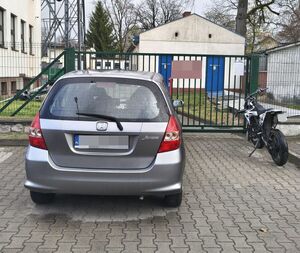 szara honda obok motorower