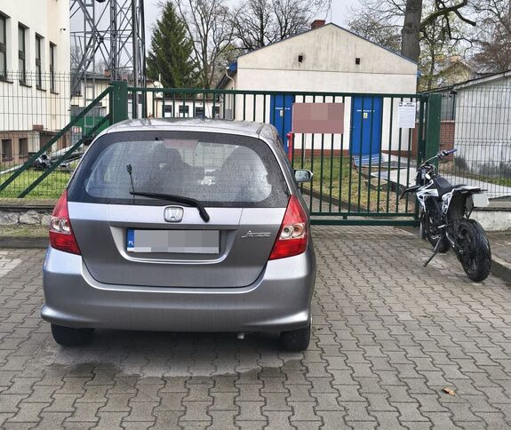szara honda obok motorower