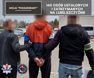 policjanci prowadzący zatrzymanego mężczyznę