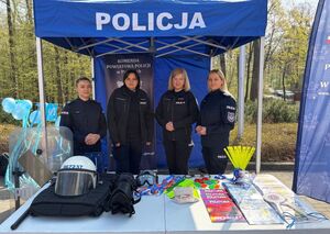 stoisko policyjne a na nim cztery policjantki