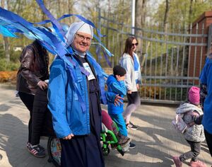 siostra zakonna w tle inne osoby, kobiety prowadząc e dzieci