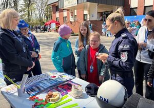 policjantki rozmawiające z dziećmi przy stoisku