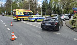 skrzyżowanie ulic na nim kilka samochodów radiowóz i karetka