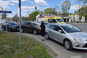 trzy pojazdy ze zdarzenia w tle karetka