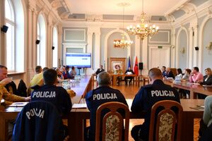 uczestnicy ćwiczenia przeciwpowodziowego w sali pompejańskiej