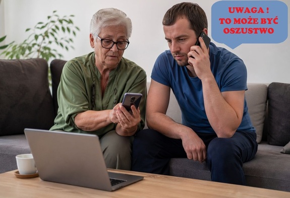 kobieta pokazująca coś na telefonie mężczyźnie siedzącemu obok niej na kanapie i  trzymającemu telefon komórkowy przy uchu W CHMURCE NAPIS UWAGA TO MOŻE BYĆ OSZUSTWO