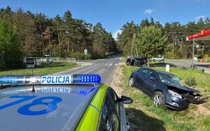 miejsce wypadku skrzyżowanie na nim dwa rozbite samochody radiowóz a po prawej stronie stacja paliw