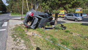 rozbite szare volvo na boku w tle karetka i inny srebrny pojazd