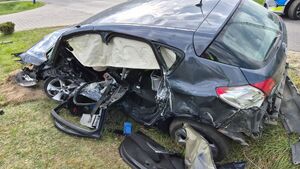 rozbity opel widok od strony kierowcy