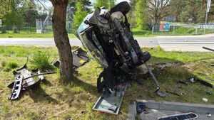 przód rozbitego samochodu volvo