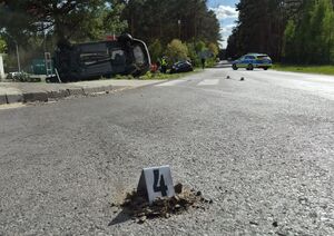 znacznik z numerem 4 na szosie w tle radiowóz i dwa rozbite samochody