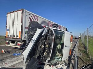 uszkodzone pojazdy po zderzeniu z ciężarówką na drodze S-17