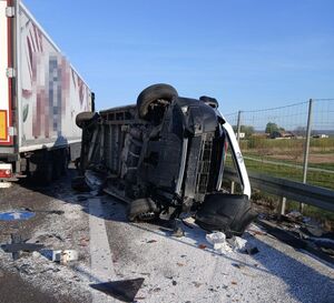 uszkodzone pojazdy po zderzeniu z ciężarówką na drodze S-17