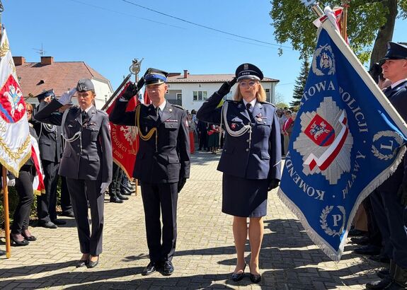 reprezentacja służb mundurowych oddająca honor