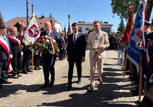 reprezentacja Urzędu Miasta w Puławach z wiązanką biało czerwoną