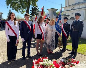 Przedstawiciele szkoły oddający honor