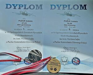 dwa dyplomy dla Izabeli Pużuk za zajecie 1 i 2 miejsca w zawodach pływackich
