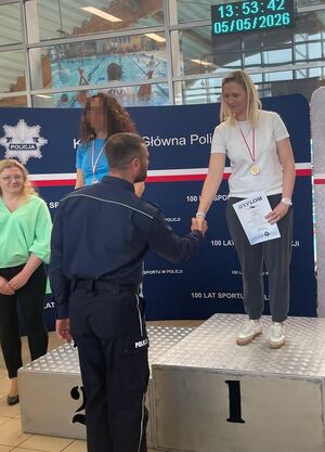 podium z trzema miejscami na każdym z nich kobieta