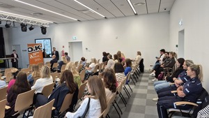 Fotografie ukazuje prelegenta oraz uczestników wukładu w tym policjantów