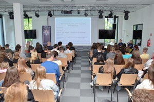 sala w mediatece na niej uczniowie i policjantki