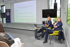 Policjantki prowadzące prelekcję