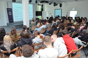 sala pełna uczniów przed nimi dwie policjantki prowadzące wykład