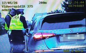 policjanci w trakcie kontroli obok mercedesa