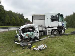 rozbite samochody Renault bus i ciężarówka