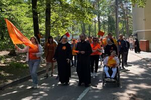 uczestnicy pomarańczowego marszu