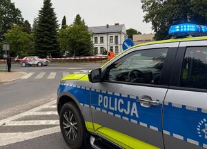 radiowóz w tle samochód wyścigowy