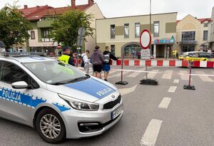 radiowóz i policjant na zabezpieczeniu rajdu