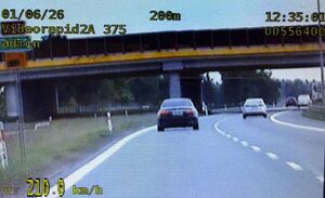 zrzut z ekranu videorejestratora na nim dwa samochody na drodze i prędkość 210 km na godzinę