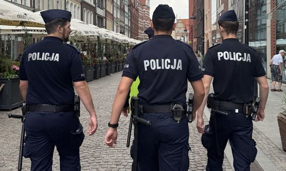 policjanci idący ulicą
