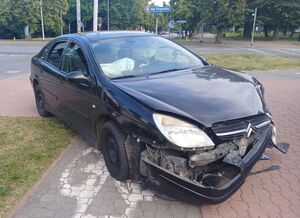 czarny citroen z rozbitym przodem
